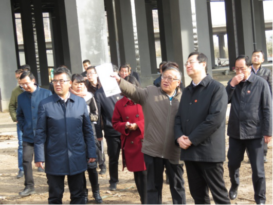 省委常委、西寧市委書記王曉在青海省物產(chǎn)集團(tuán)總公司黨委書記、總經(jīng)理王玉輝陪同下，深入青海物產(chǎn)朝陽物流園區(qū)。