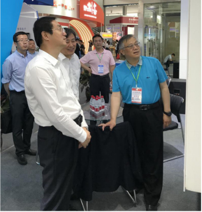 省委常委、西寧市委書記王曉蒞臨第十九屆青洽會(huì)青海物產(chǎn)展位參觀